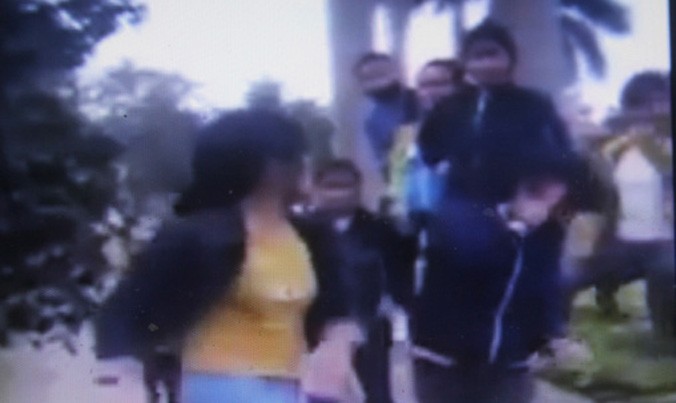 Cảnh nữ sinh lớp 10 bị đánh đập - Ảnh chụp từ clip.