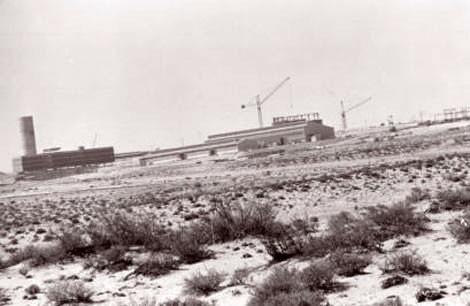 Công trường xây dựng lò phản ứng hạt nhân tại sa mạc Negev.
