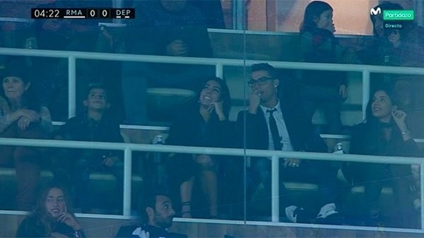 C.Ronaldo xuất hiện bên bạn gái cùng gia đình trên khán đài SVĐ Bernabeu.