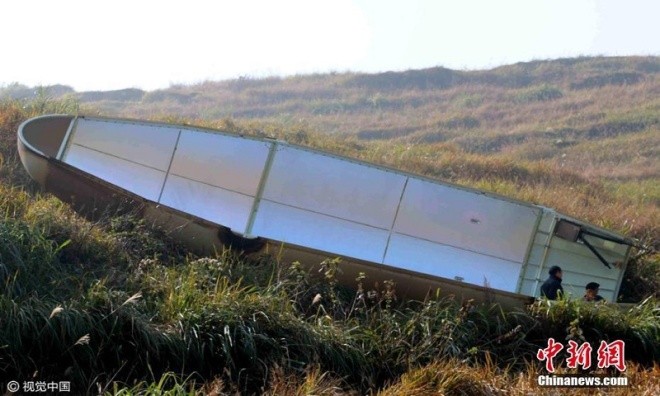 Hai mảnh vỏ bảo vệ của vệ tinh Phong Vân 4 được phát hiện trên cánh đồng ở huyện Toại Xuyên, tỉnh Giang Tây, Trung Quốc, China News hôm nay đưa tin. Ảnh: China News.