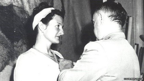 Virginia Hall khi nhận huân chương sau chiến tranh. Ảnh: BBC.