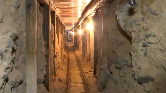 Bên trong đường hầm bí mật của trùm ma tuý Mexico El Chapo. Ảnh: AP.