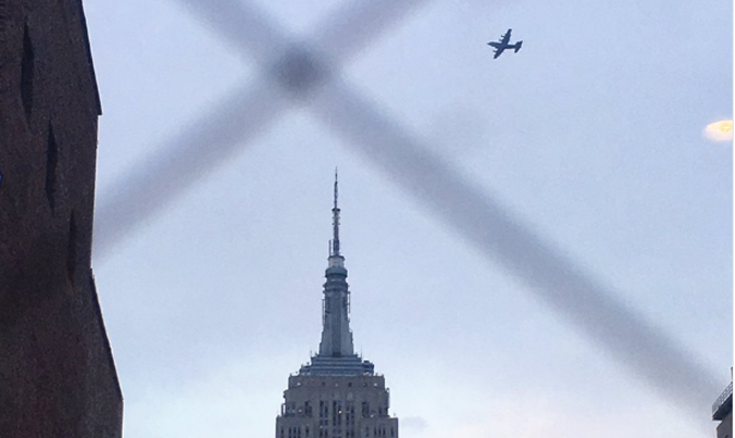 Máy bay quân sự bay lòng vòng tầm thấp ở Manhattan ngày 13/12. Ảnh: Twitter.