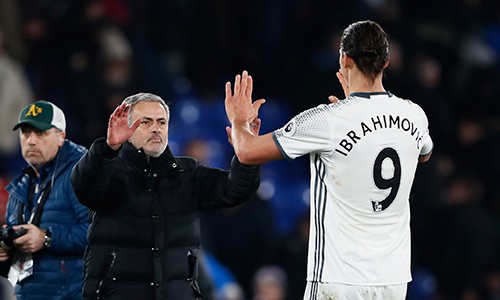 Ibrahimovic vẫn đem lại niềm vui cho Mourinho và đội bóng, bất chấp gánh nặng tuổi tác. Ảnh: Reuters.