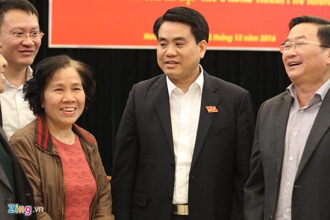 Chủ tịch UBND Hà Nội tại buổi tiếp xúc cử tri quận Hoàn Kiếm. Ảnh: Văn Chương.