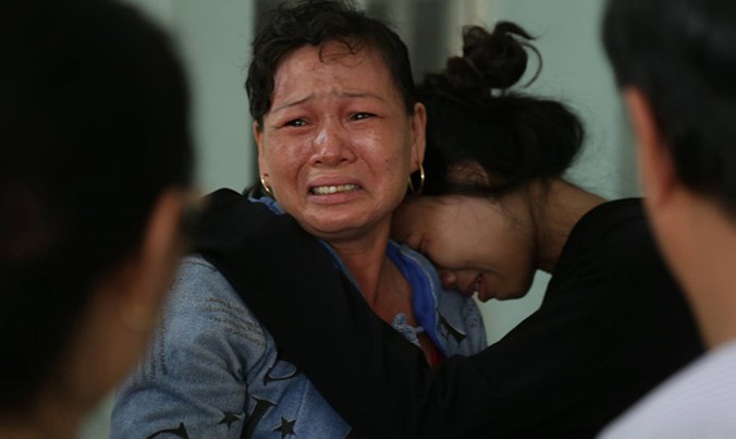 Hai mẹ con ôm nhau khóc bên ngoài hành lang bệnh viện.