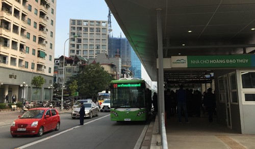 BRT tuyến Kim Mã - Yên Nghĩa chạy thử ngoài đường ngày 17/12. Ảnh: Thu Huyền.