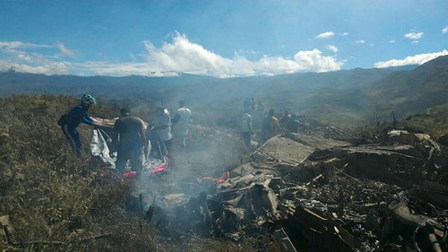 Hiện trường vụ rơi máy bay trên núi Lisuwa, thuộc vùng hẻo lánh Papua, Indonesia, sáng nay. Ảnh: AFP.