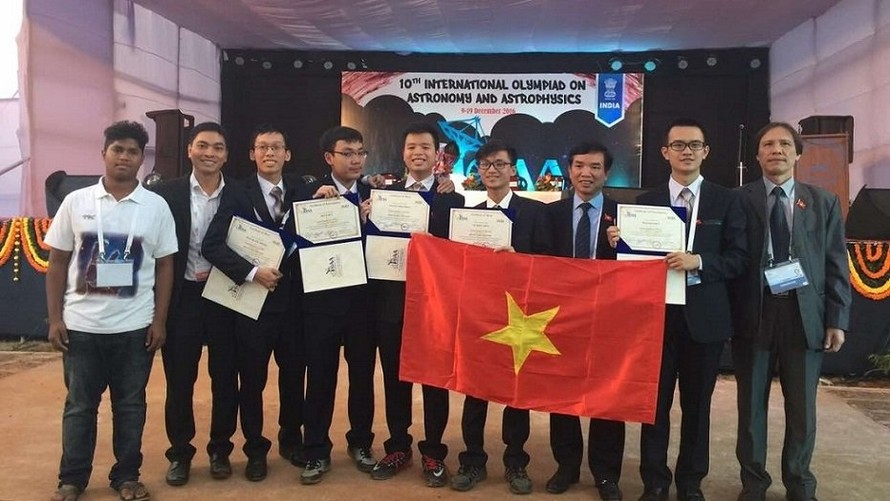 Đội tuyển Việt Nam dự Olympic quốc tế về Thiên văn học và Vật lý thiên văn.