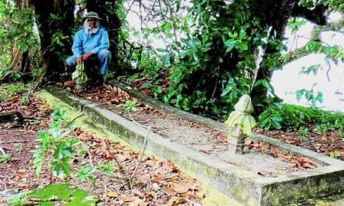 Ngôi mộ dài 5 m được tìm thấy trên đảo Pulau Upeh, Malaysia. Ảnh: The Star.