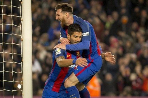Messi chia vui sau bàn nâng tỷ số lên 2-0 của Suarez trong trận thắng Espanyol. Ảnh: Reuters.