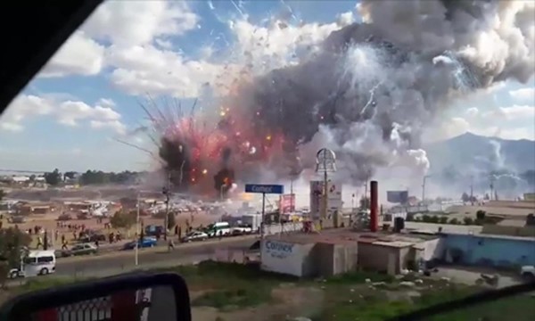Nổ chợ pháo hoa Mexico, 10 người chết
