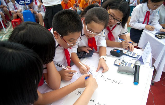 Học sinh tham dự cuộc thi Violympic toán trên mạng.