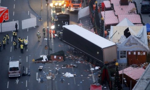Hiện trường vụ lao xe tải ở thủ đô Berlin, Đức. Ảnh: Reuters.