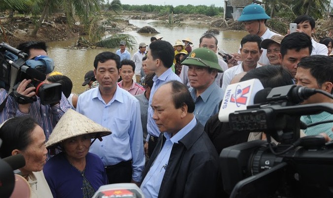 Thủ tướng Nguyễn Xuân Phúc thăm hỏi và động viên người dân Bình Định chịu thiệt hại do mưa lũ.