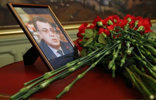 Di ảnh Đại sứ Andrei Karlov bên những bông hoa tưởng niệm ông. Ảnh: AP.