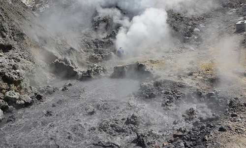 Siêu núi lửa Campi Flegrei có dấu hiệu thức tỉnh. Ảnh: AFP.