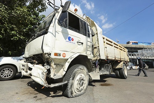 Chiếc xe tải dúm dó sau khi đâm vào 36 xe khác trên đường. Ảnh: Bangkok Post.