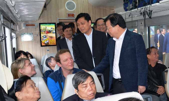 Phó Thủ tướng Chính phủ Trịnh Đình Dũng thị sát tàu khách xuất phát tại ga Hà Nội. Ảnh: Bảo An.