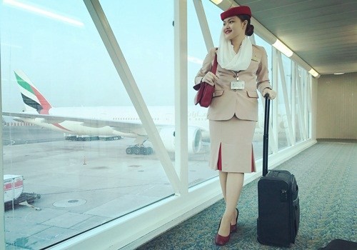 Vũ Nguyễn Phương Nhi trong trang phục tiếp viên hàng không của hãng Emirates.