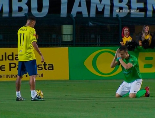 Fred quỳ lạy trước mặt Neymar.