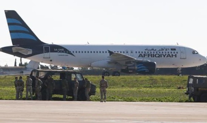 Binh sĩ Malta kiểm tra chiếc Airbus A320 trên đường băng sân bay quốc tế Malta. Ảnh: Reuters.