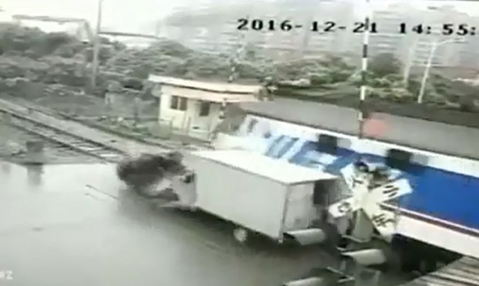 Tàu hỏa đâm nát hai ôtô ở Trung Quốc