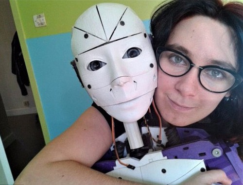 Lilly và robot "bạn đời" của mình. Ảnh: Twitter.