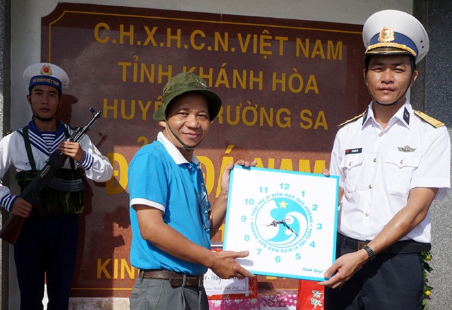 Phóng viên báo Tiền Phong trao quà của CLB Tuổi trẻ vì biển đảo quê hương, Trung tâm tình nguyện quốc gia cho đảo Đá Nam.