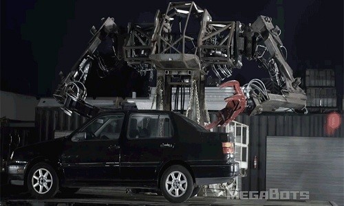 Robot Mk. III dùng cặp càng khổng lồ nhấc bổng xe ôtô. Ảnh: Megabots.
