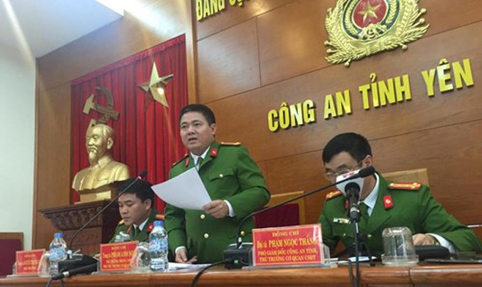 Trung tá Phạm Anh Sơn, Trưởng Phòng CSHS Công an tỉnh Yên Bái, công bố kết luận điều tra vụ án. Ảnh: Lê Dương.