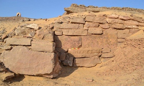Bức tường của ngôi mộ 4.200 năm tuổi được khai quật ở thành phố Aswan, Ai Cập. Ảnh: Egypt Independent.
