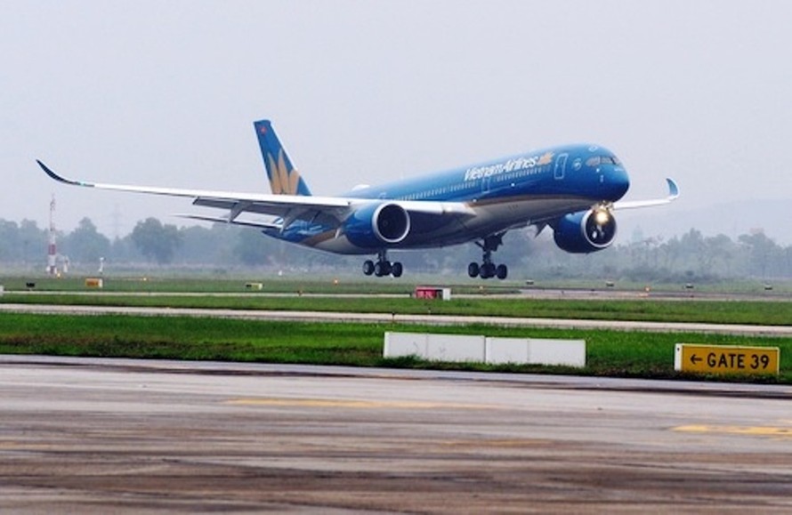 Tàu bay thân rộng Airbus A350 thứ 5 của VNA về đến Nội Bài tháng 10/2016.