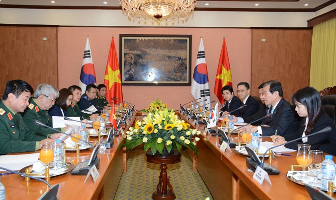 Tướng Nguyễn Chí Vịnh đối thoại cùng người đồng cấp Hàn Quốc