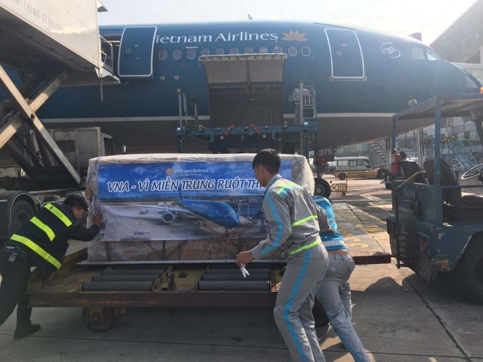 Vietnam Airlines vận chuyển hàng miễn phí hỗ trợ đồng bào miền Trung.