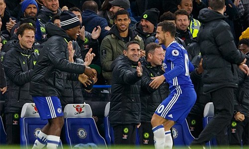 Batshuayi (đội mũ, trái) phải ngồi dự bị khi HLV Conte xếp Hazard đá cắm ở vị trí mà Costa bỏ lại.