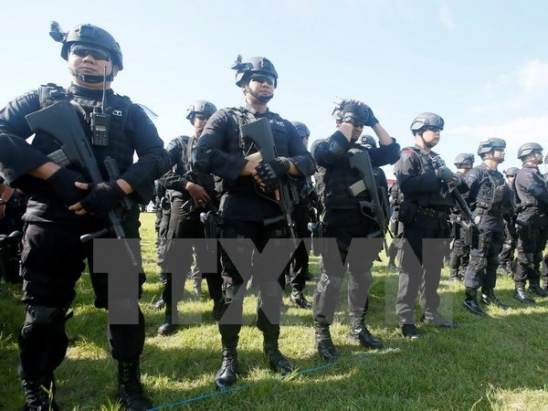 Cảnh sát Indonesia triển khai bảo vệ an ninh trong dịp lễ Giáng sinh và Năm mới ở Denpasar, Bali, ngày 22/12. Nguồn: EPA/TTXVN.