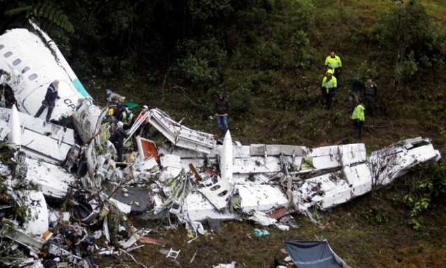Xác máy bay chở đội bóng Brazil rơi ở vùng núi Colombia hôm 28/11. Ảnh: Reuters.