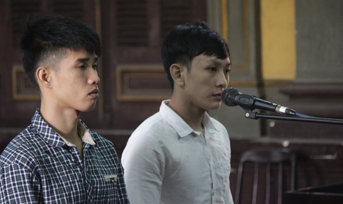 Nguyễn Trung Hiếu (áo trắng) và Nguyễn Thành Đạt tại tòa sáng 28/12. Ảnh: Tân Châu.