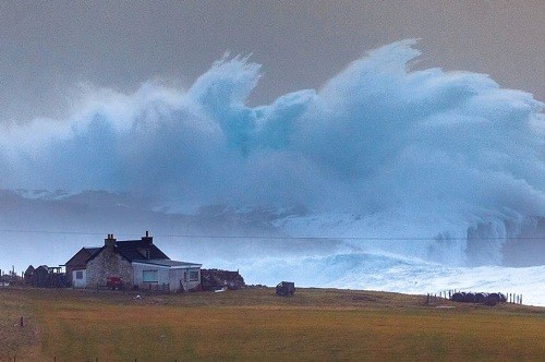 Cơn sóng khổng lồ như bị đóng băng khi chuẩn bị ập vào bờ biển đảo Shetland. Ảnh: Ryan Sandison.