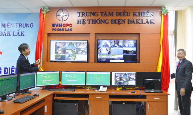 Ông Trần Đình Nhân (trái) TGĐ TCT Điện lực Miền Trung và ông Nguyễn Văn Thân GĐ Cty Điện lực Đắk Lắk kéo băng khánh thành Trung tâm điều khiển điện từ xa.