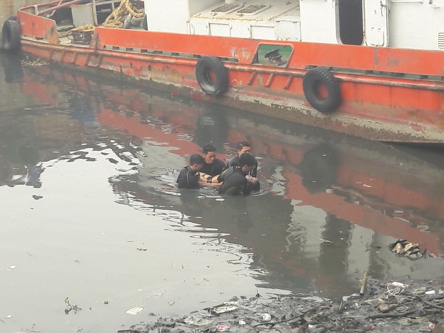 Thi thể nạn nhân được lực lượng cứu hộ đưa lên bờ.
