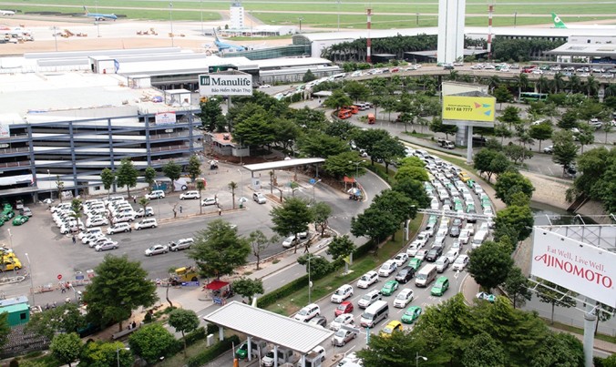 Lưu lượng hành khách tăng kéo theo số lượng phương tiện ra vào sân bay tăng gây kẹt xe thường xuyên.