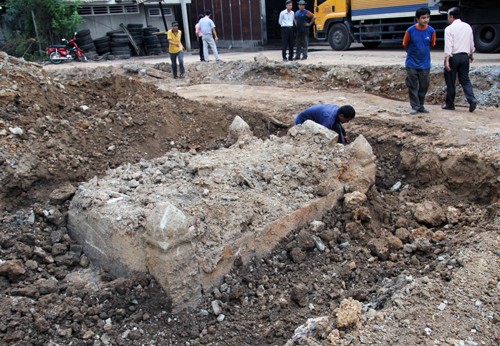 Ngôi mộ cổ được phát hiện khi đào đất làm đường. Ảnh: N.H.G.