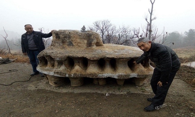 Ông Hạ Trường Quân, sống tại thành phố Tương Dương, tỉnh Hồ Bắc, Trung Quốc phát hiện một khối đá có hình dạng giống đĩa bay của người ngoài hành tinh, Youth hôm 28/12 đưa tin.