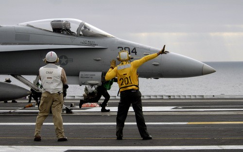 Các kỹ thuật viên chuẩn bị phóng một tiêm kích F-18. Ảnh: Wikipedia.