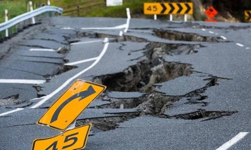 Động đất phá hủy đường sá ở Kakoura, New Zealand hồi tháng 11. Ảnh: AFP.