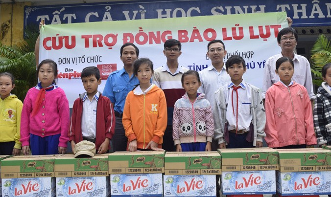 Đại diện Cty Nestlé trao quà cho các em học sinh ở trường TH Võ Thị Sáu, xã Hòa Thành.