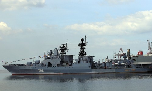 Tàu chống ngầm Đô đốc Tributs neo tại cảng ở Philippines ngày 3/1. Ảnh: Reuters.
