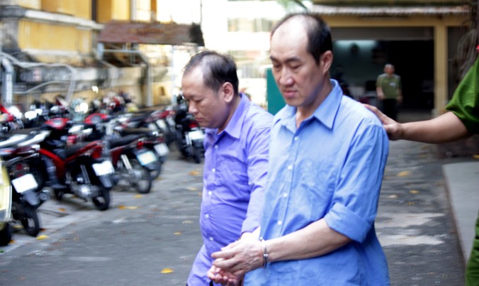 Giám đốc Cty An Huy Nguyễn (phải) và Huỳnh Thanh Vũ tại phiên tòa sáng 3/1. Ảnh: Tân Châu.